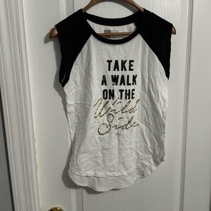 Women’s graphic tee - NWOT 🆕